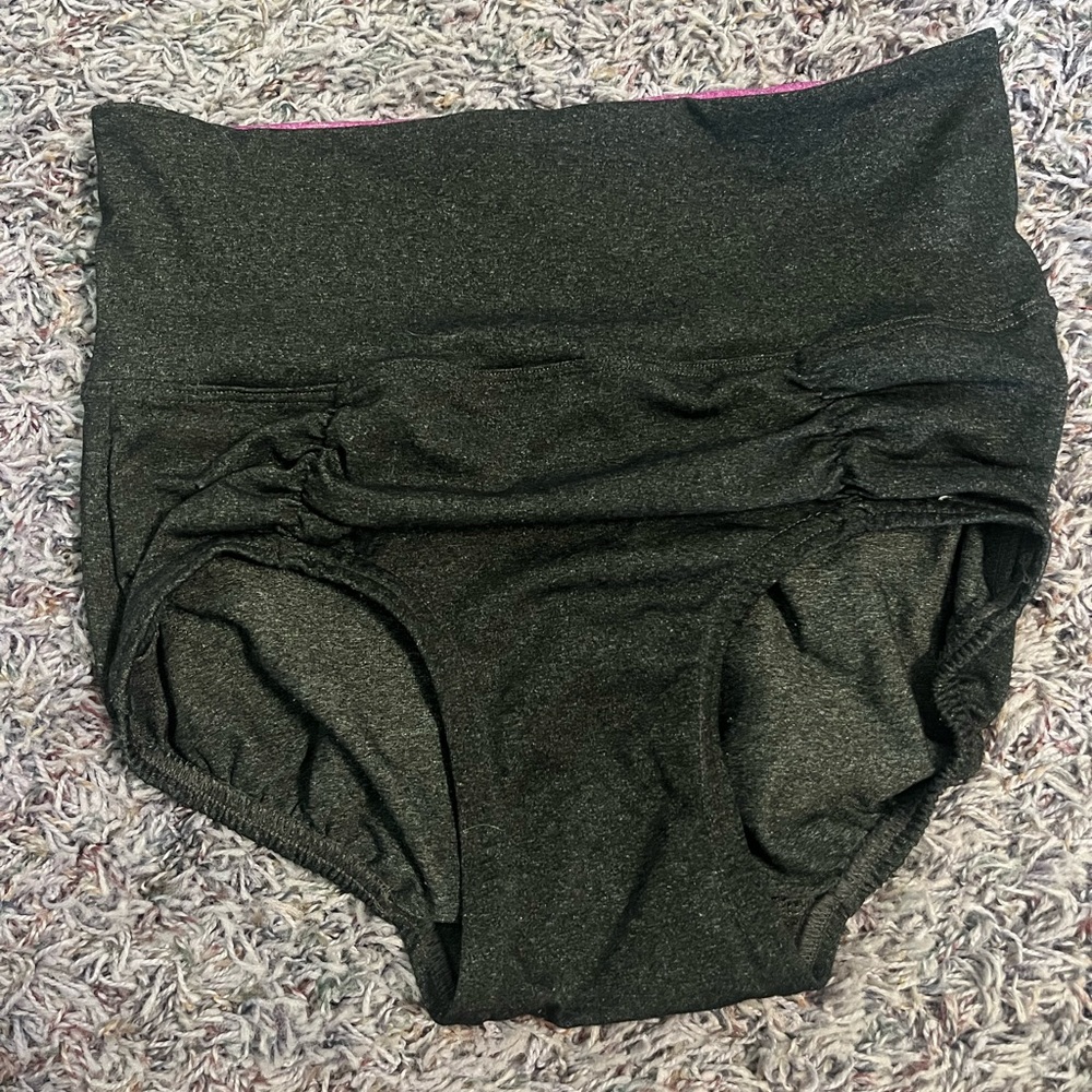 Details Dancewear Gray/Pink Shorts